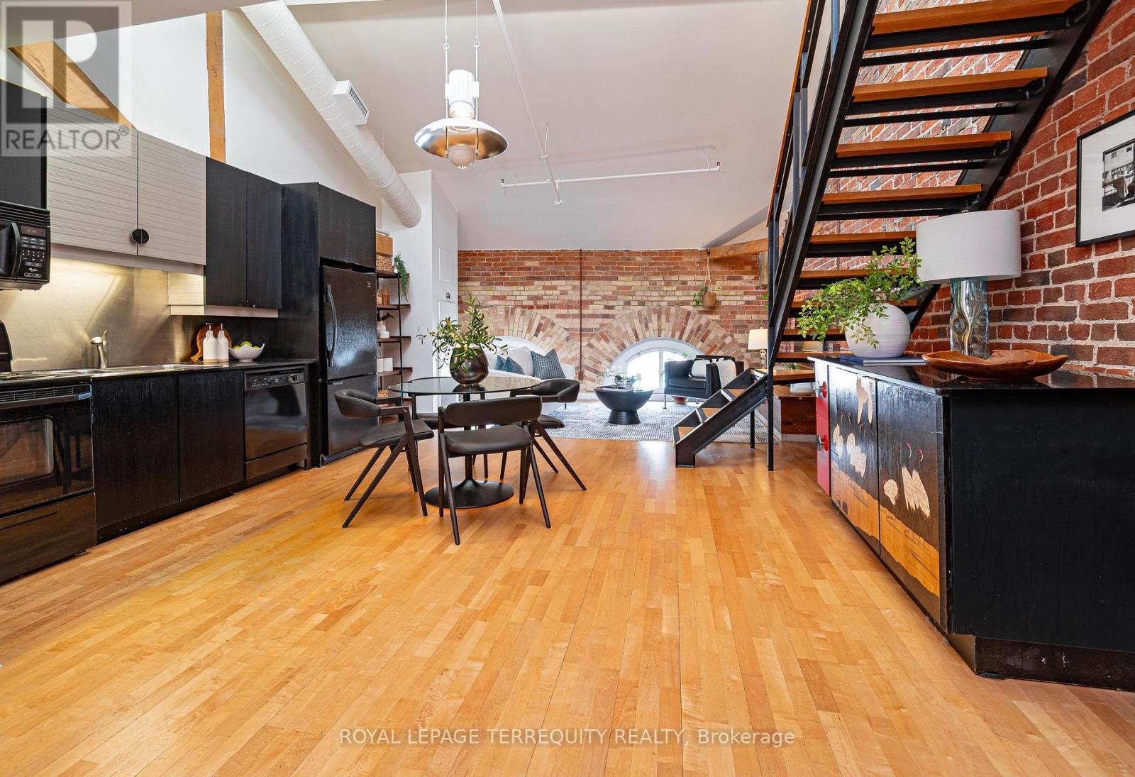 409 - 81A FRONT STREET E