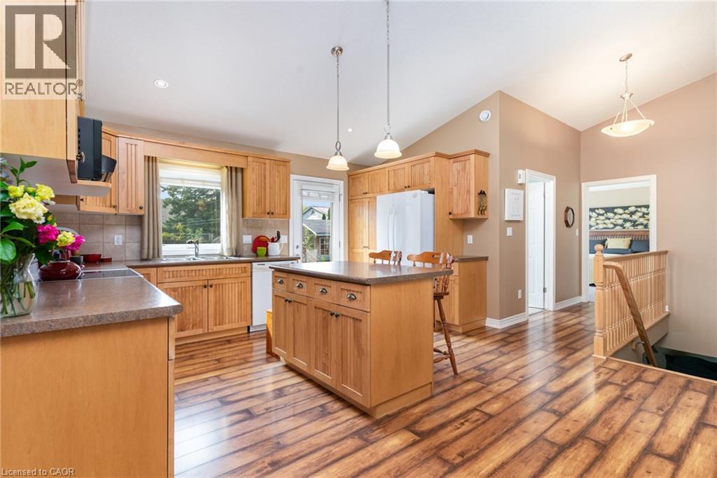 472 COUNTESS Street S