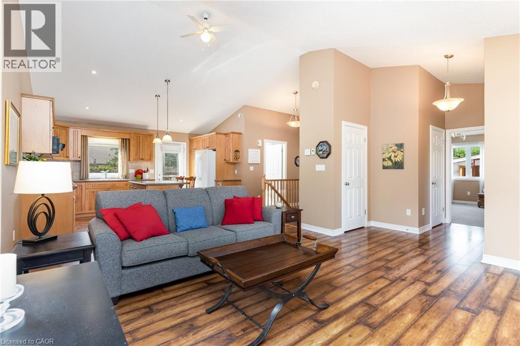 472 COUNTESS Street S