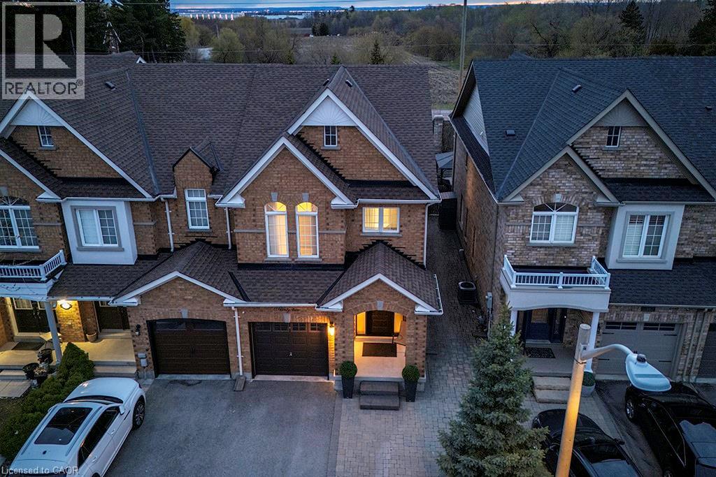 32 CRESTBANK Court
