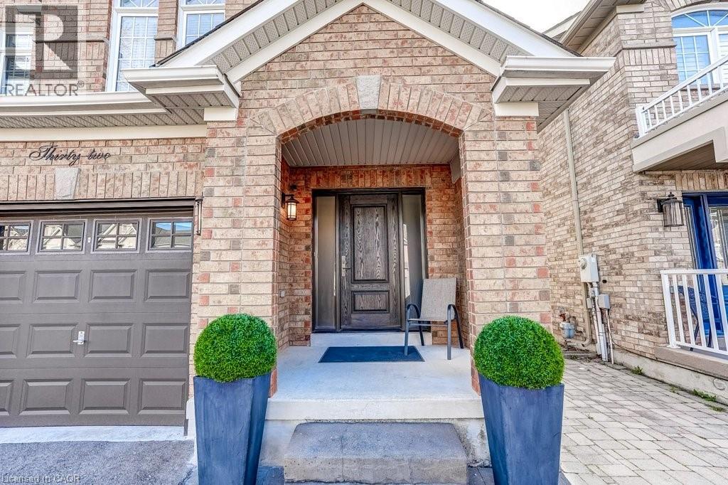 32 CRESTBANK Court