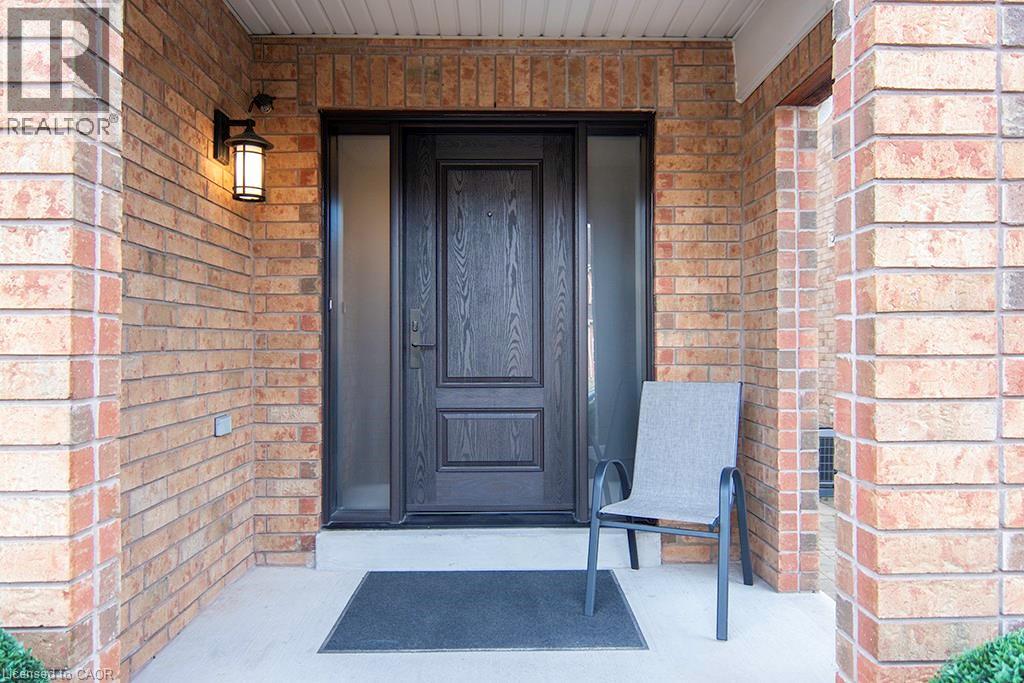32 CRESTBANK Court