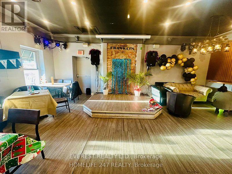 263 QUEEN STREET S