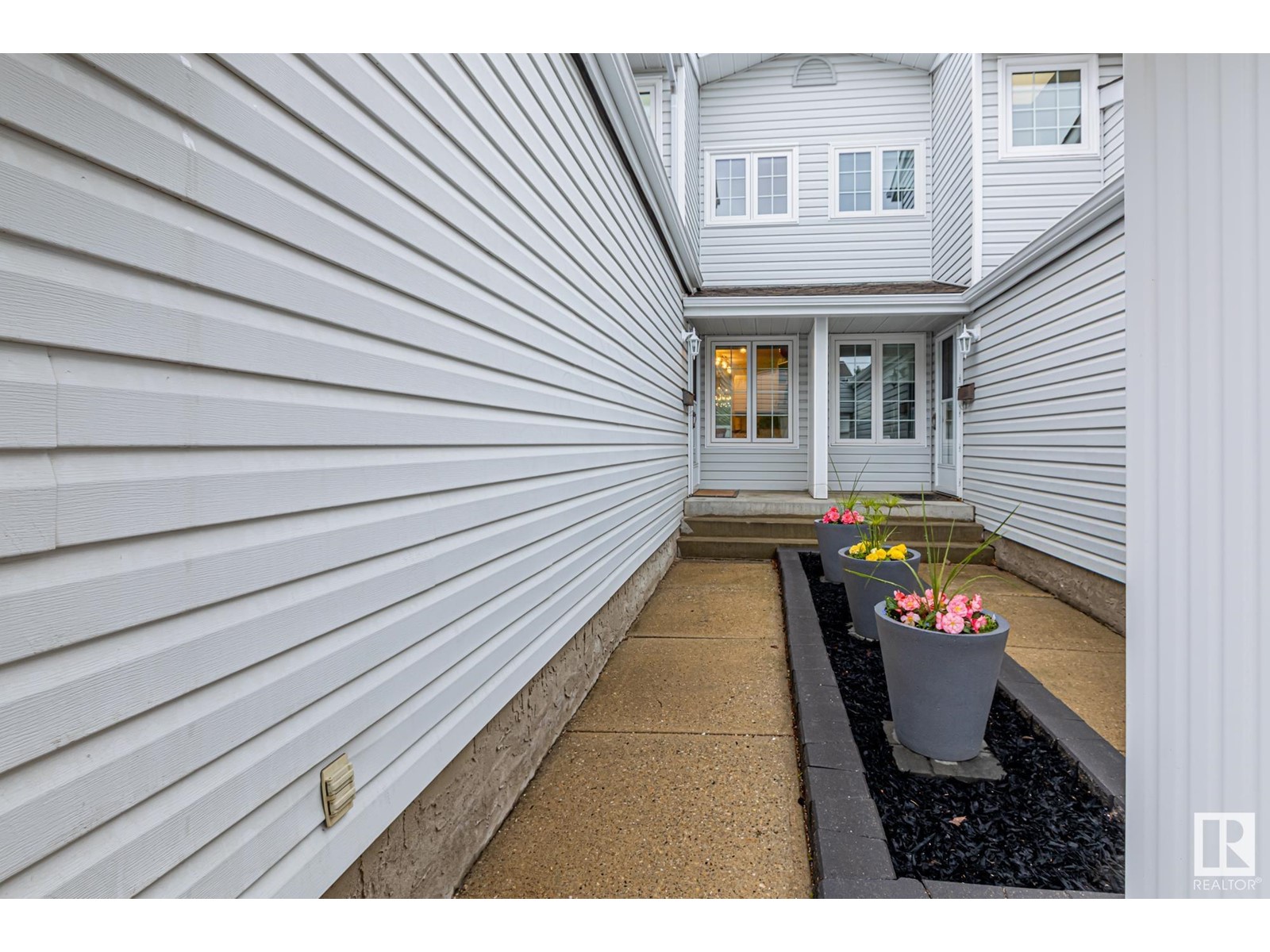 #15 2911 36 ST NW
