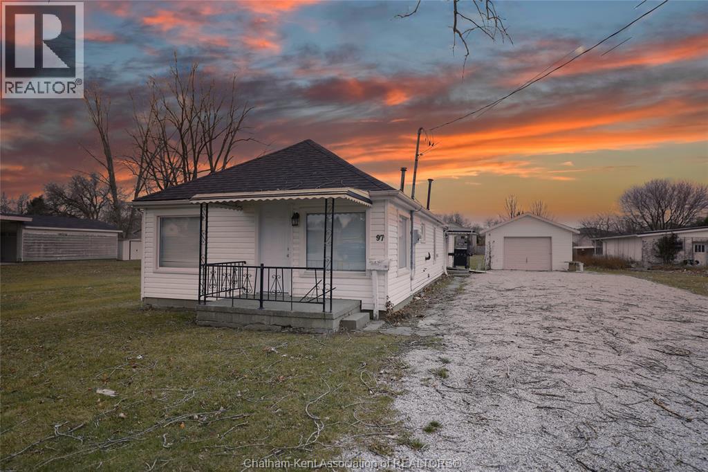 Photo 1 of 26 — 97 Taylor AVENUE, Chatham, ON N7L2T7