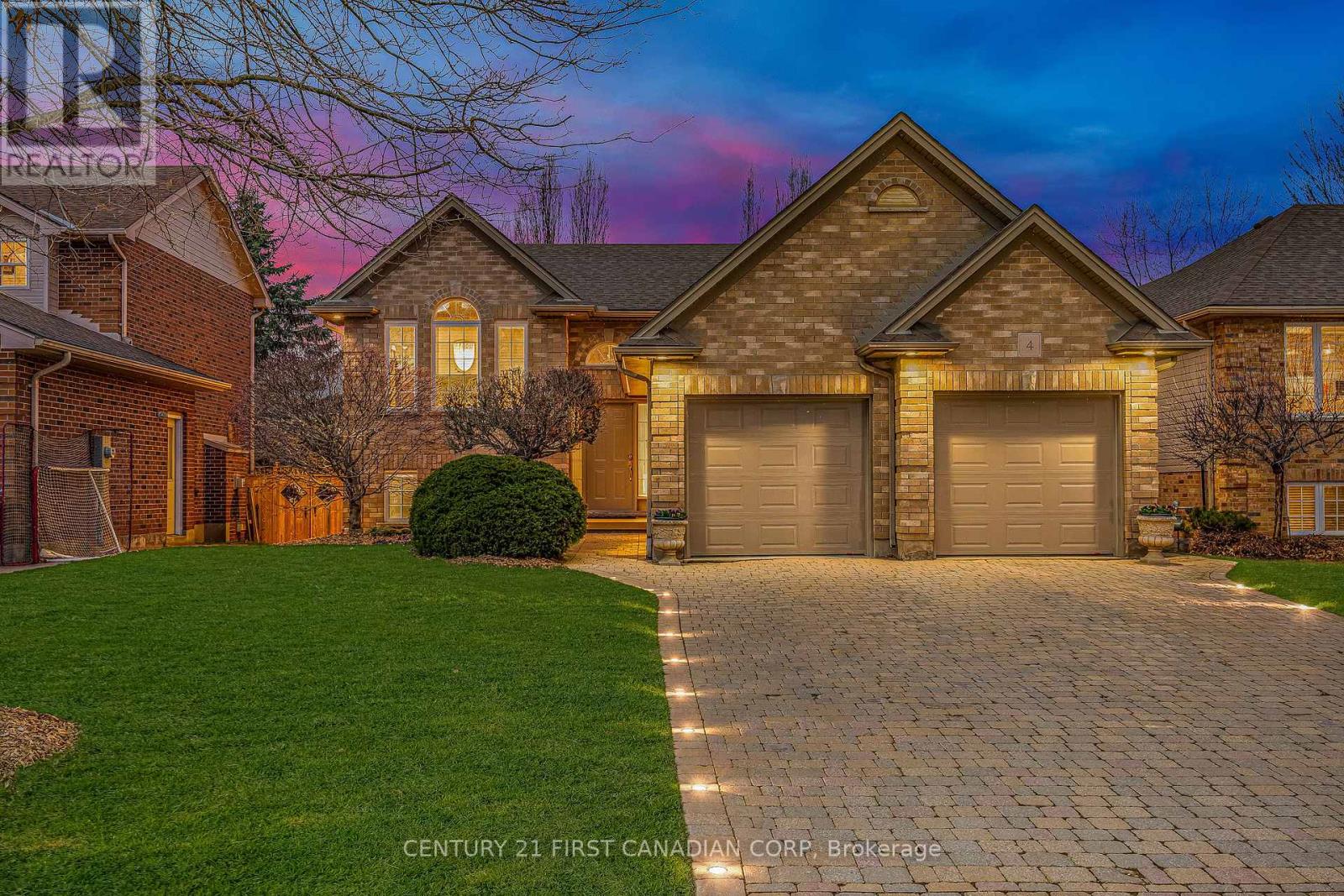 4 OAKWOOD COURT