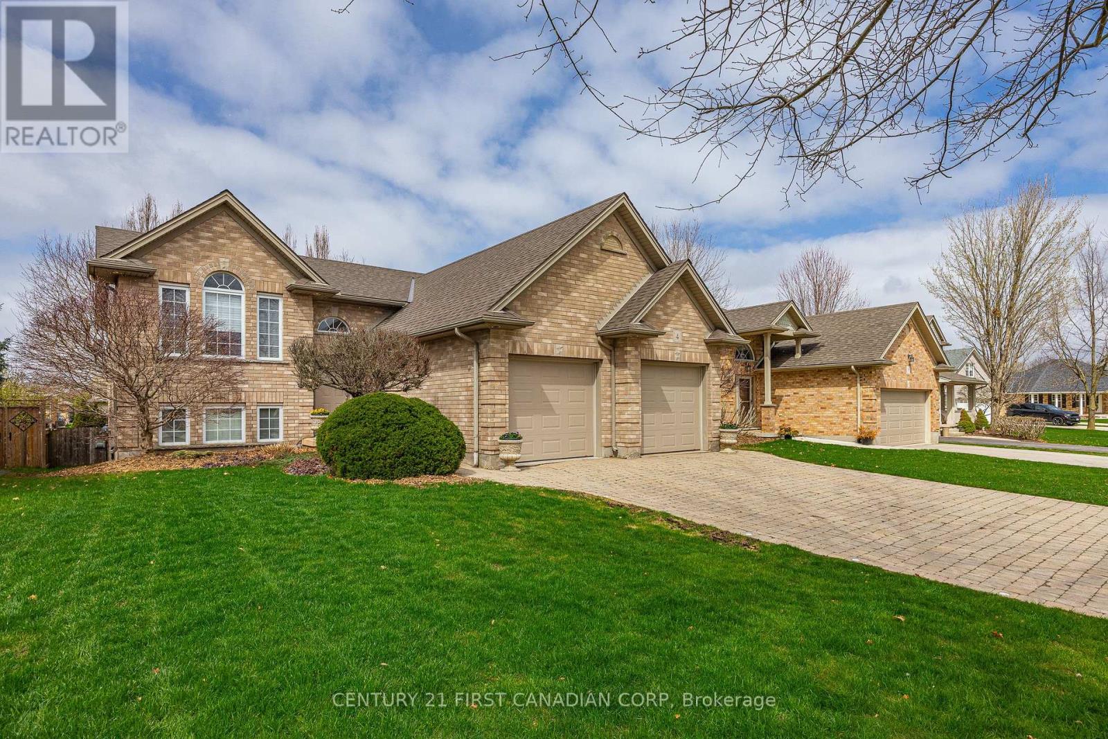 4 OAKWOOD COURT