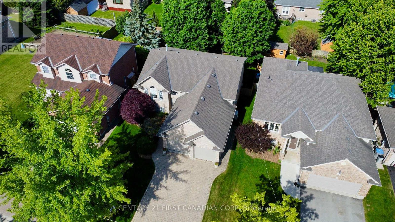 4 OAKWOOD COURT
