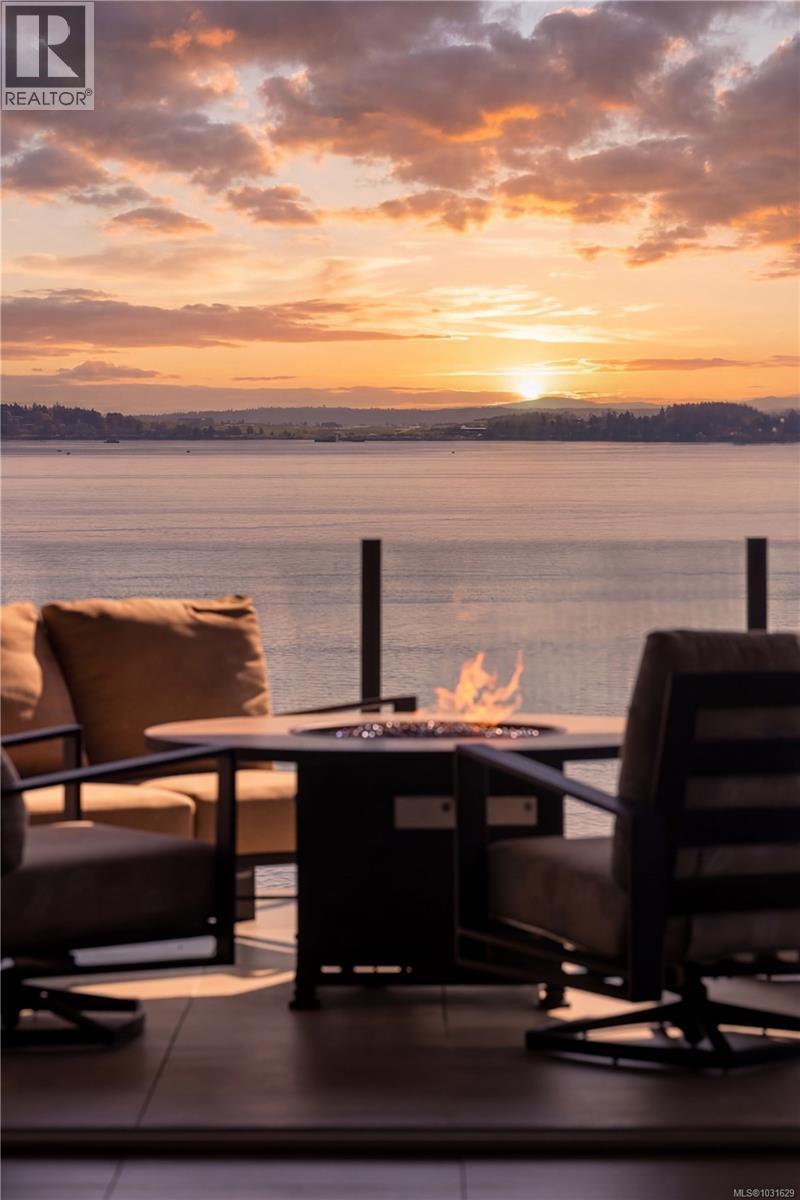 3070 Beachfront Cres