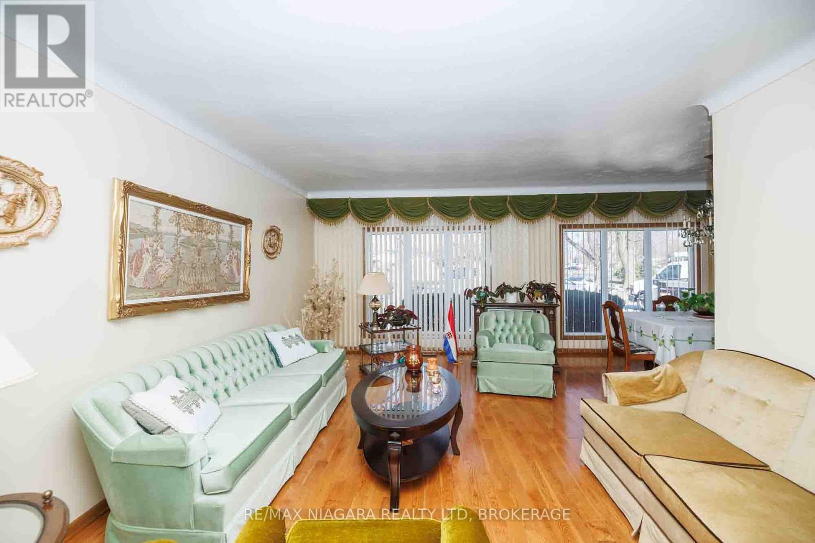 10 HARBOUR HEIGHTS LANE