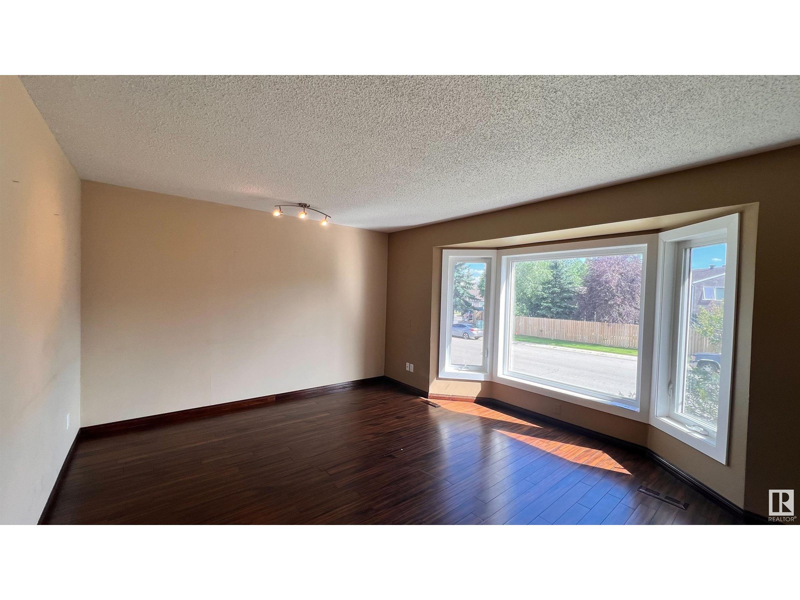 17324 92 AV NW NW