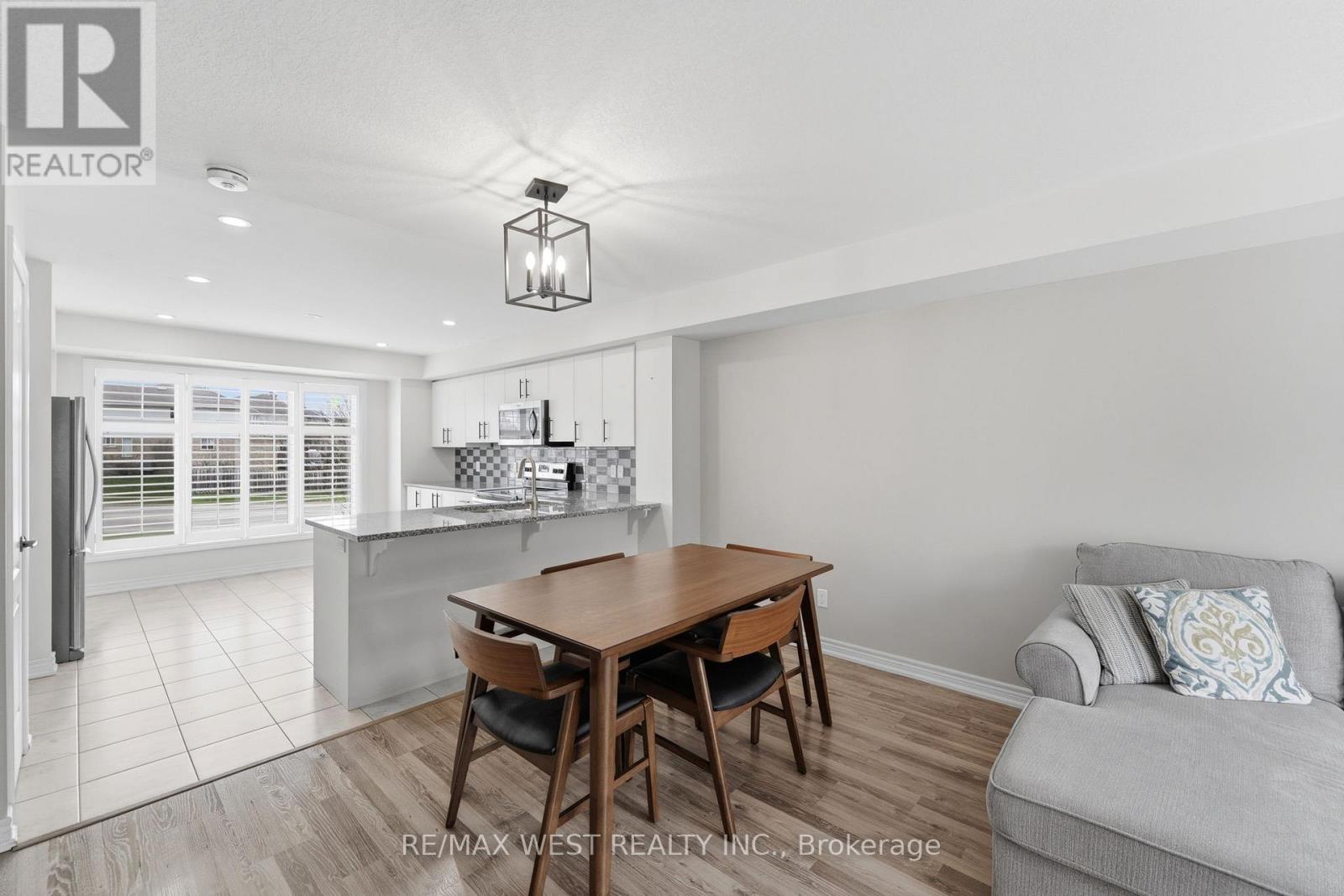156 - 156 WATSON PARKWAY N
