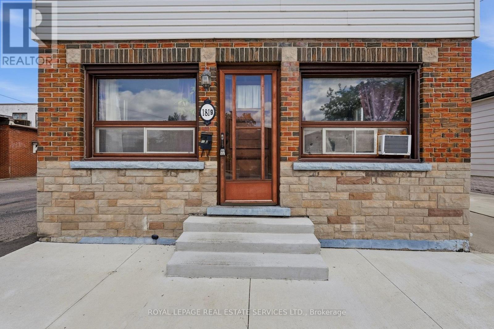 1819 MAIN STREET E