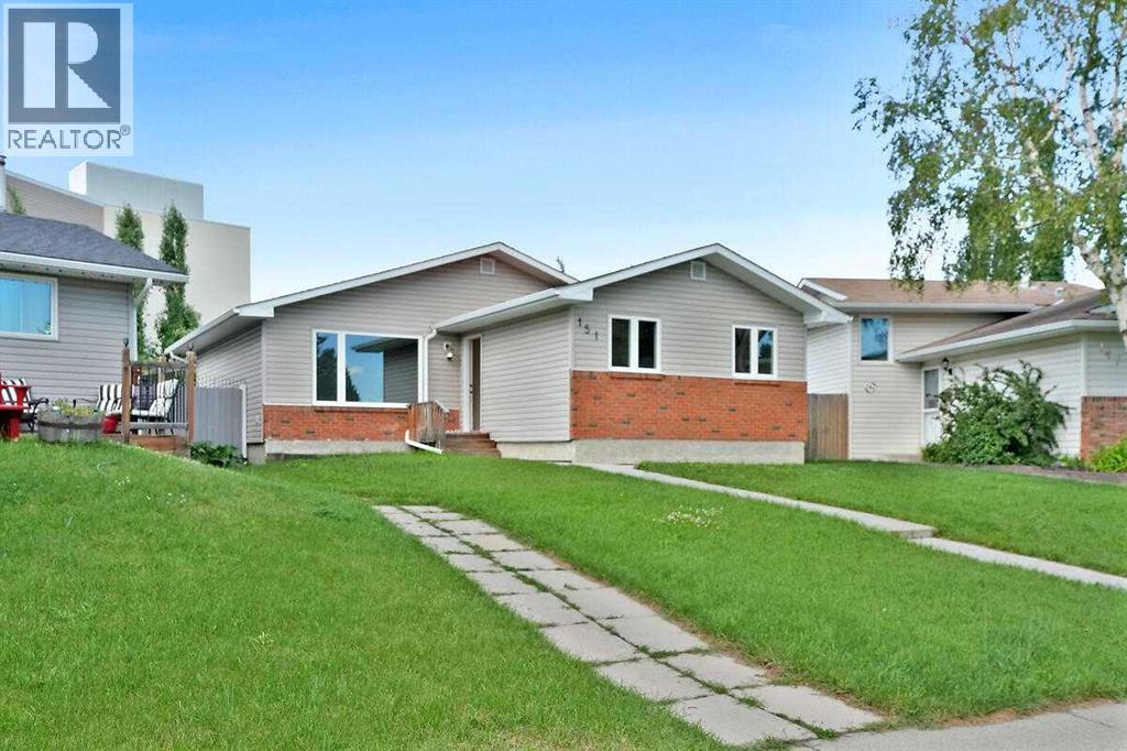 151 Midlawn Close SE