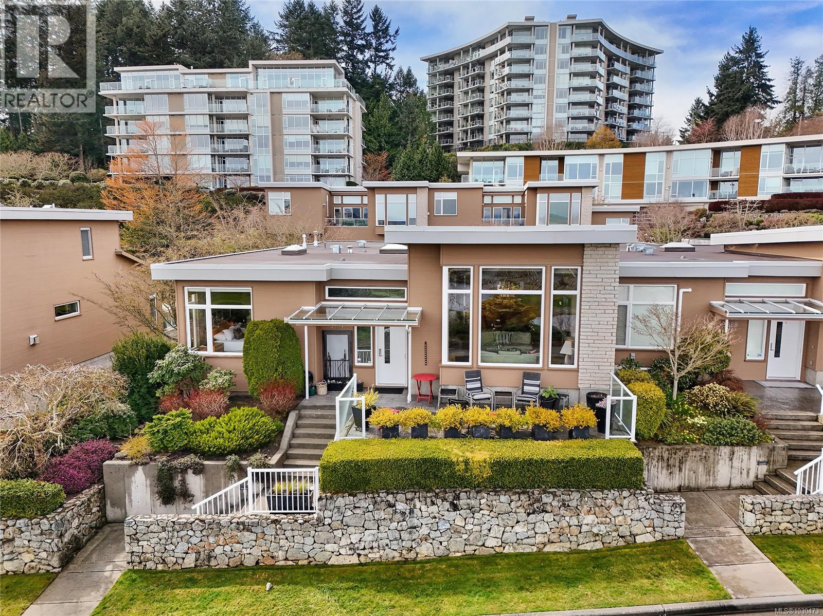 5384 Sayward Hill Cres