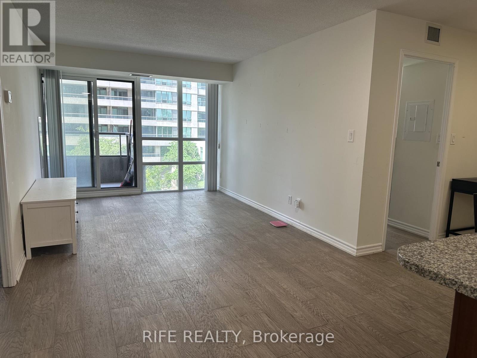 Photo 1 of 15 — 517 - 35 HOLLYWOOD AVENUE Unit 517, Toronto (Willowdale East), ON M2N0A9