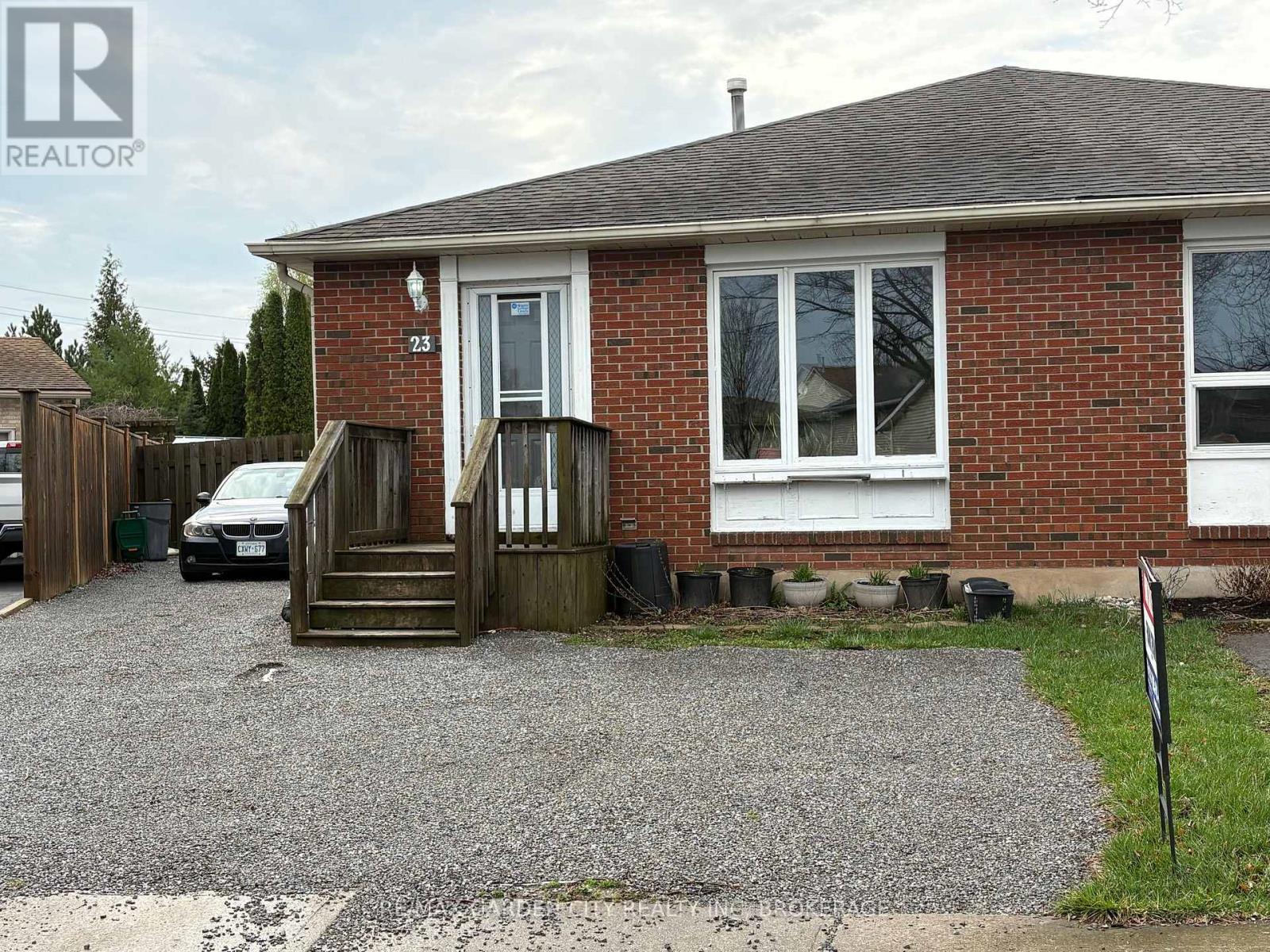 Photo 1 of 15 — 23 POPLAR CRESCENT, Welland (N. Welland), ON L3C6W5