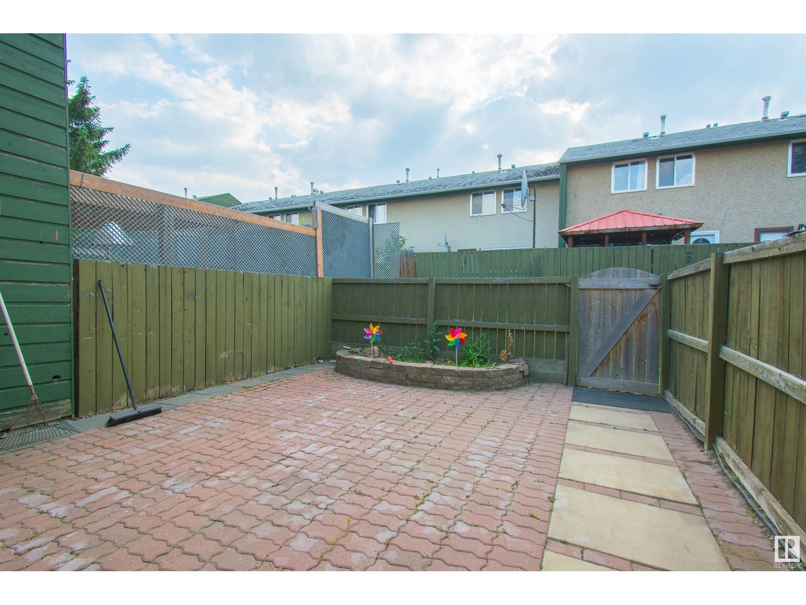 768 ABBOTTSFIELD RD NW