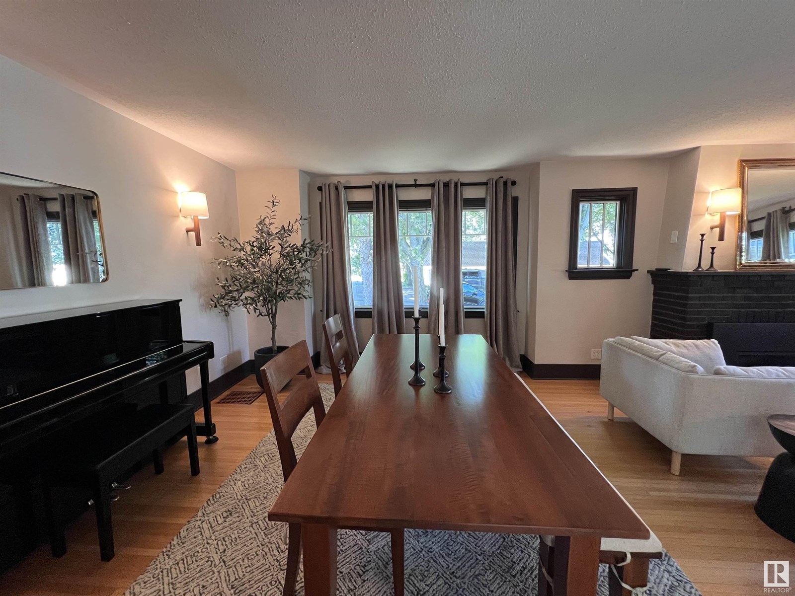 8 BURNHAM AV