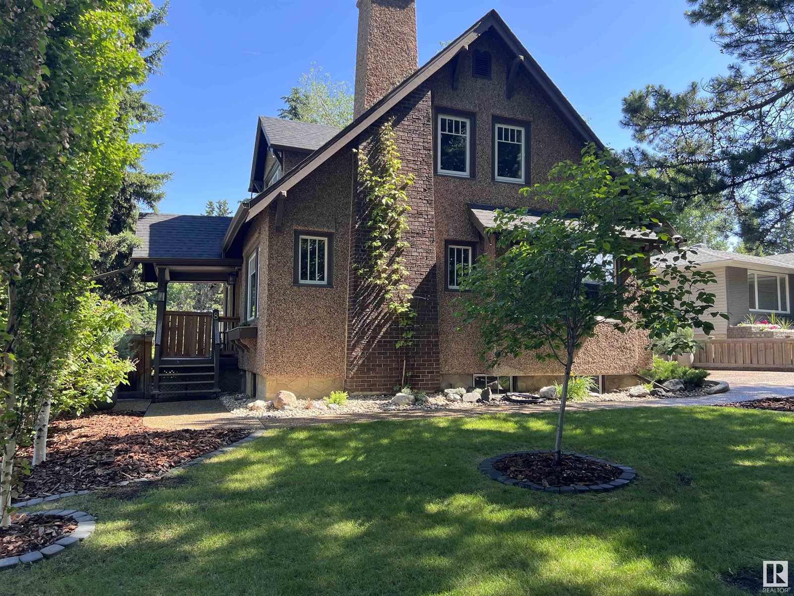 8 BURNHAM AV