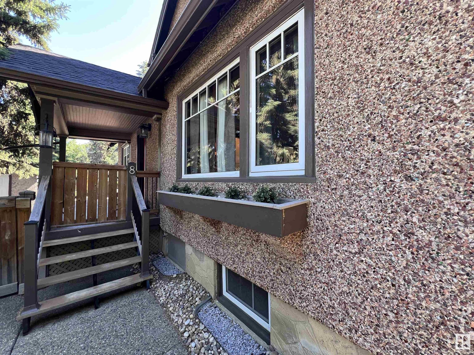8 BURNHAM AV