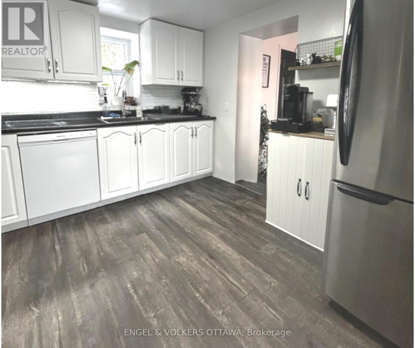 111 RUSSELL STREET N