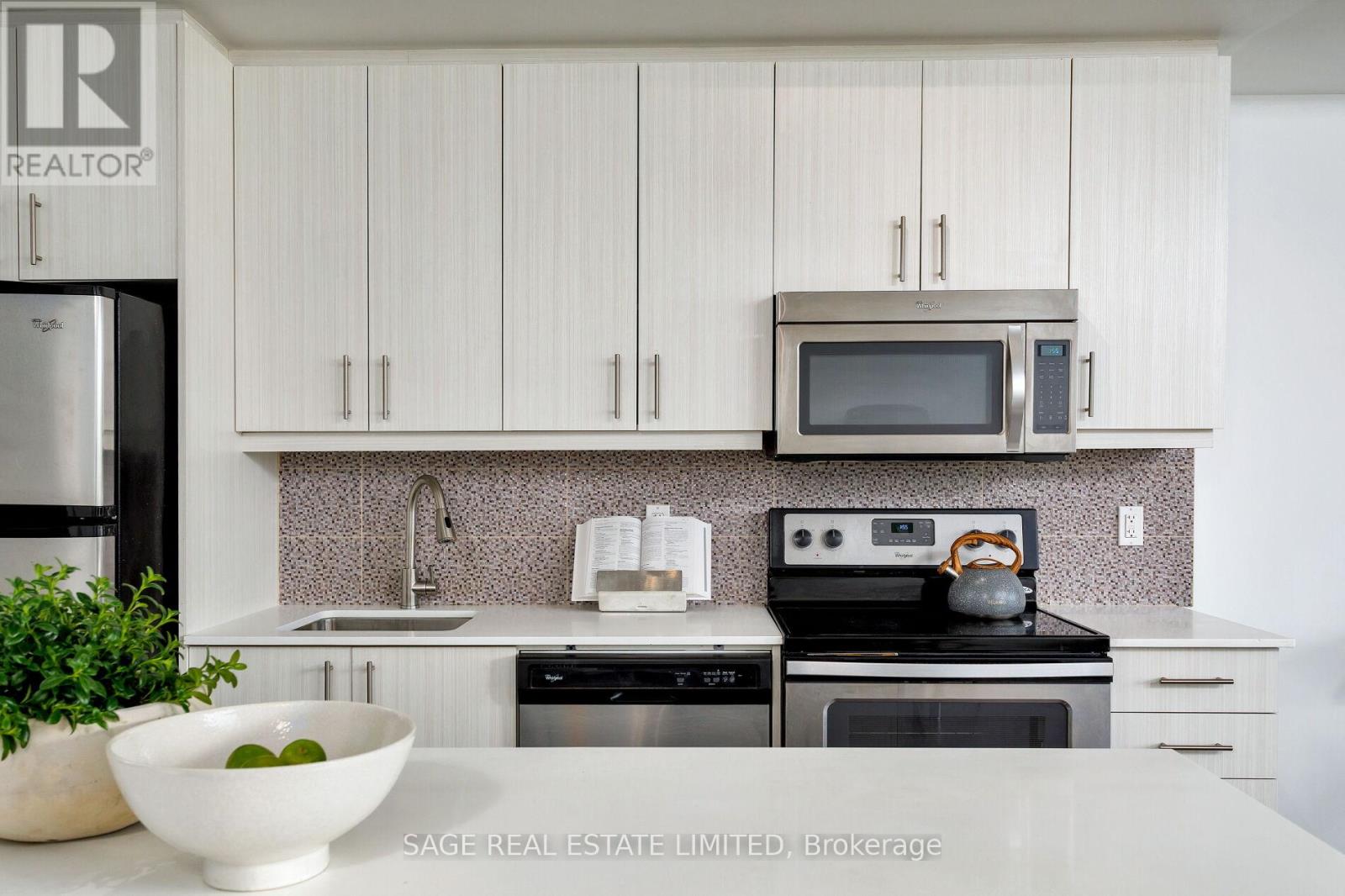 401 - 760 THE QUEENSWAY