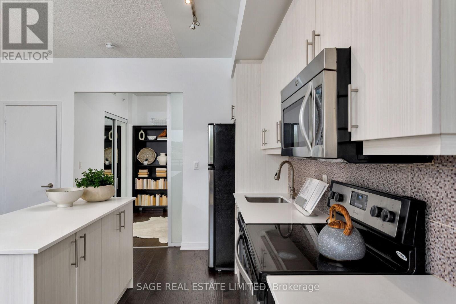 401 - 760 THE QUEENSWAY