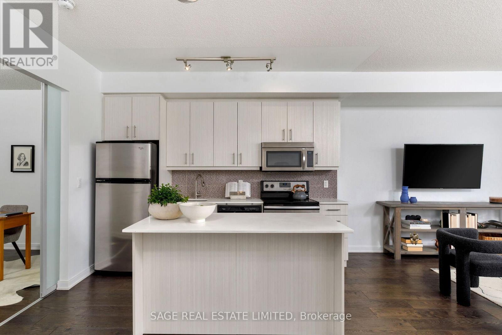 401 - 760 THE QUEENSWAY