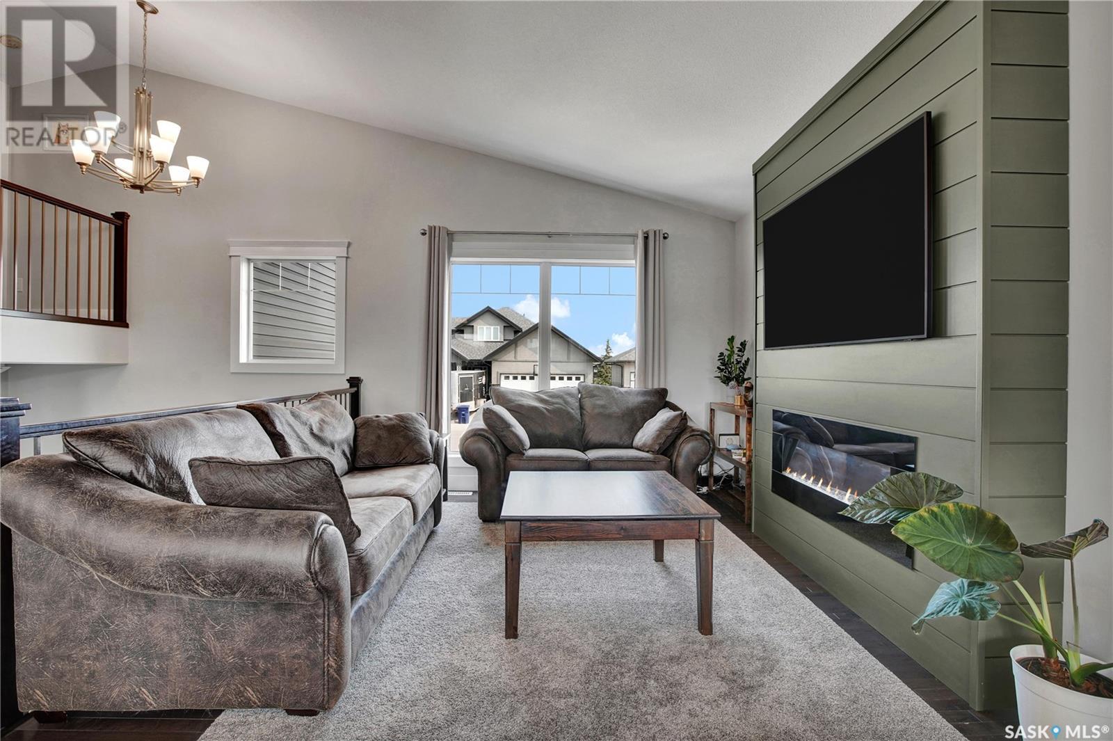 527 Redwood CRESCENT
