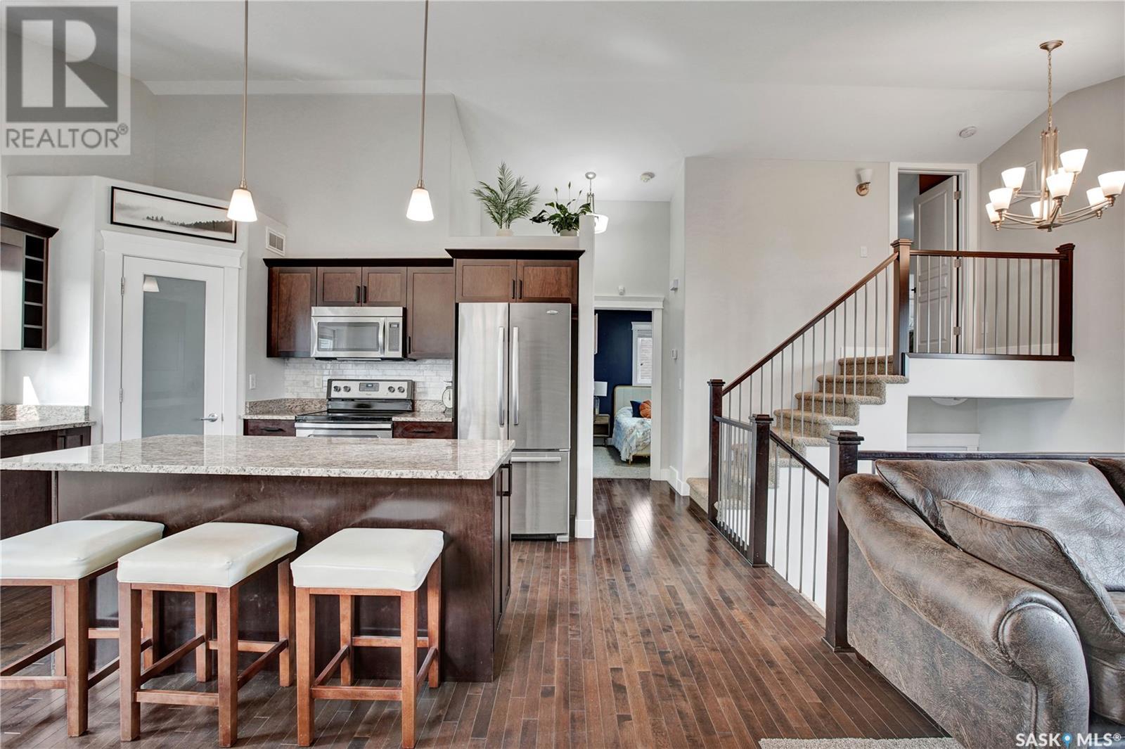 527 Redwood CRESCENT