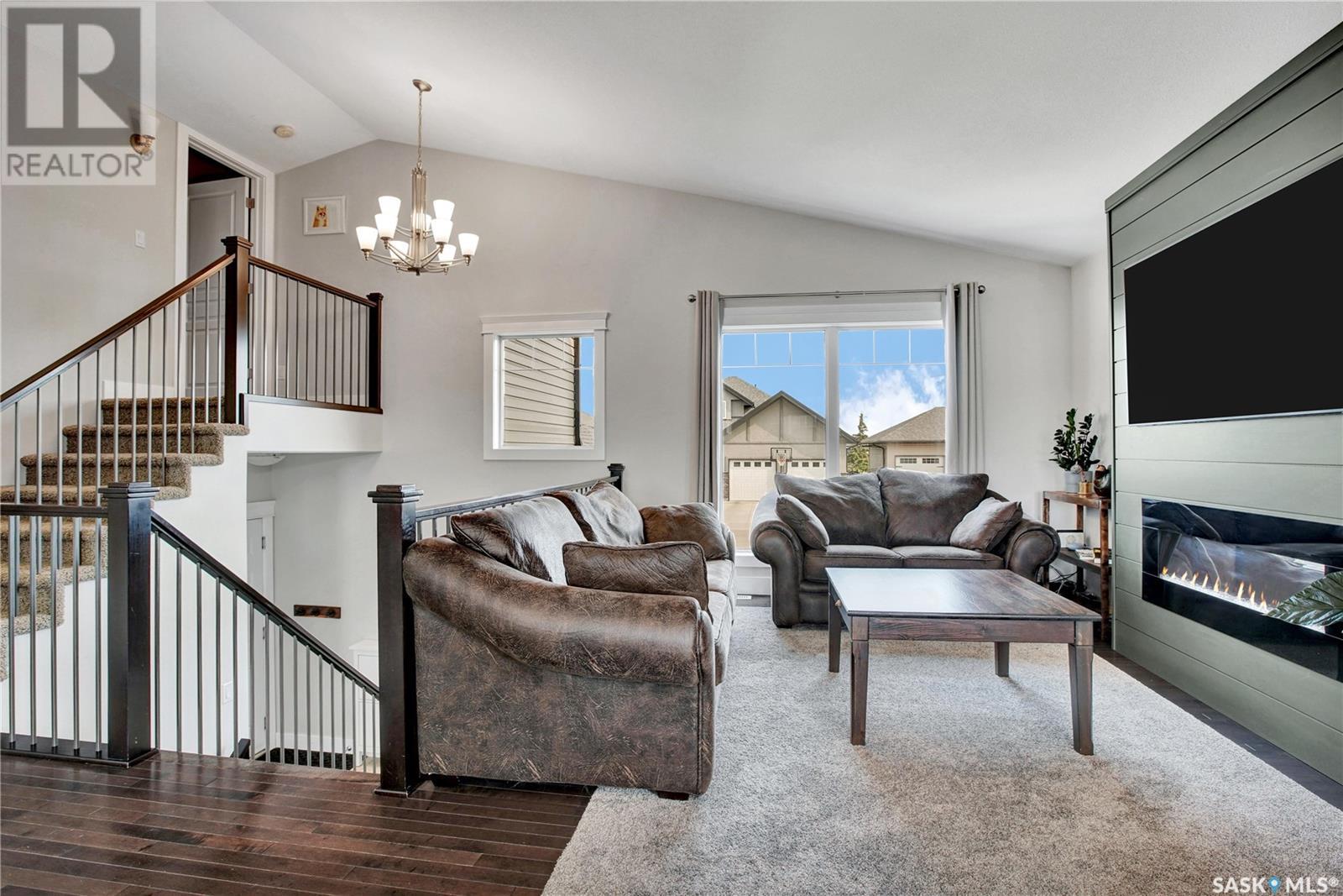 527 Redwood CRESCENT