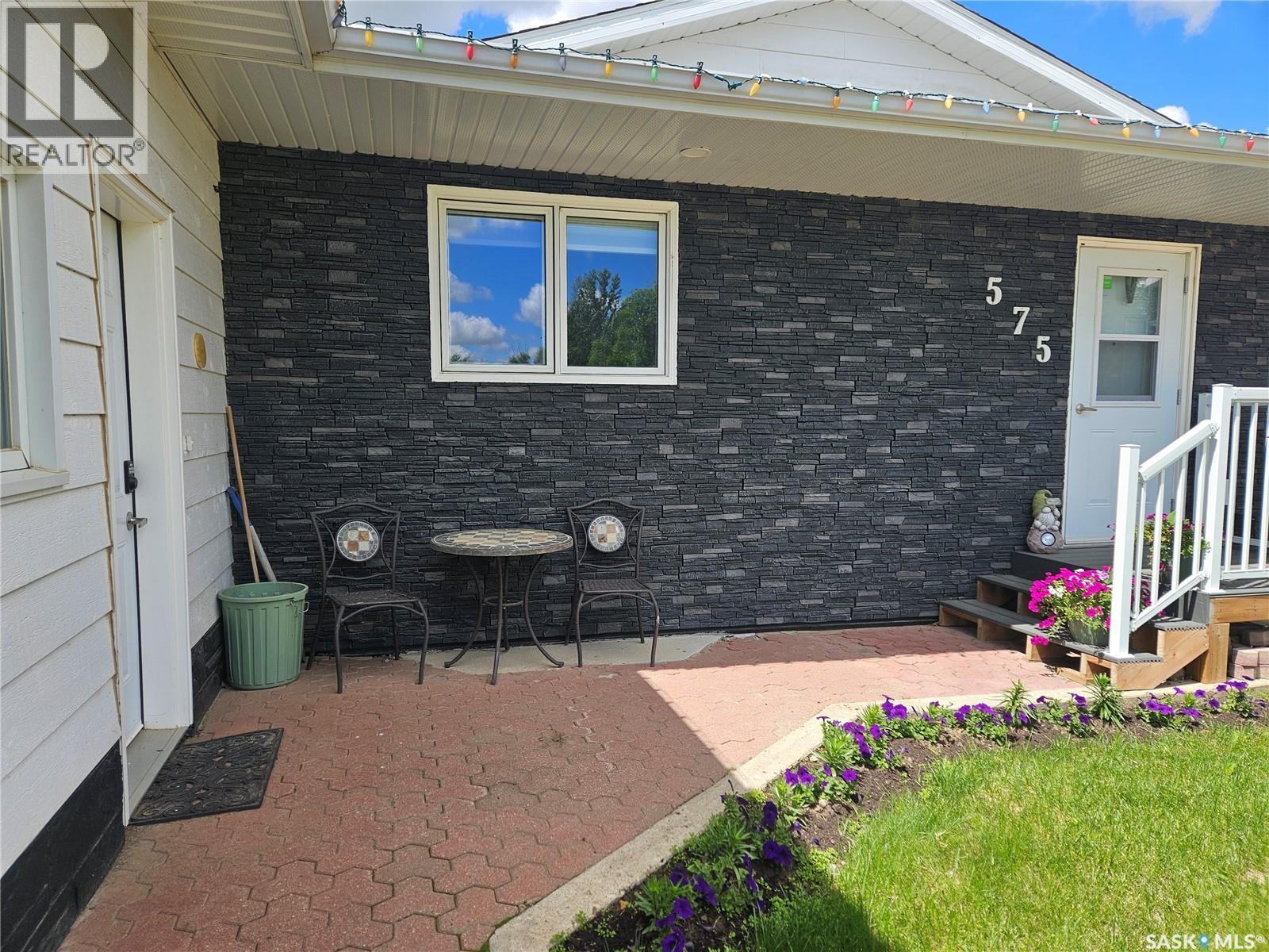 575 9th STREET W