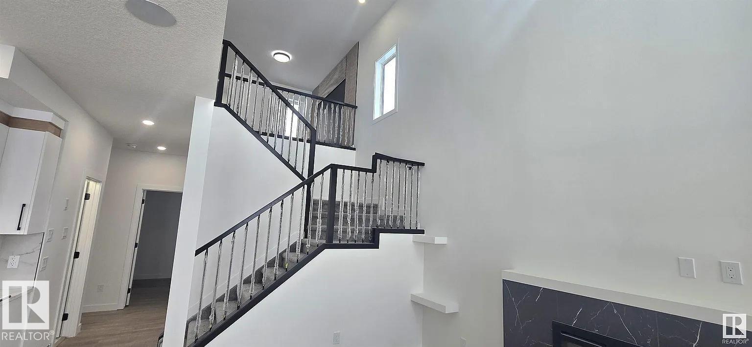38 ASTORIA PL