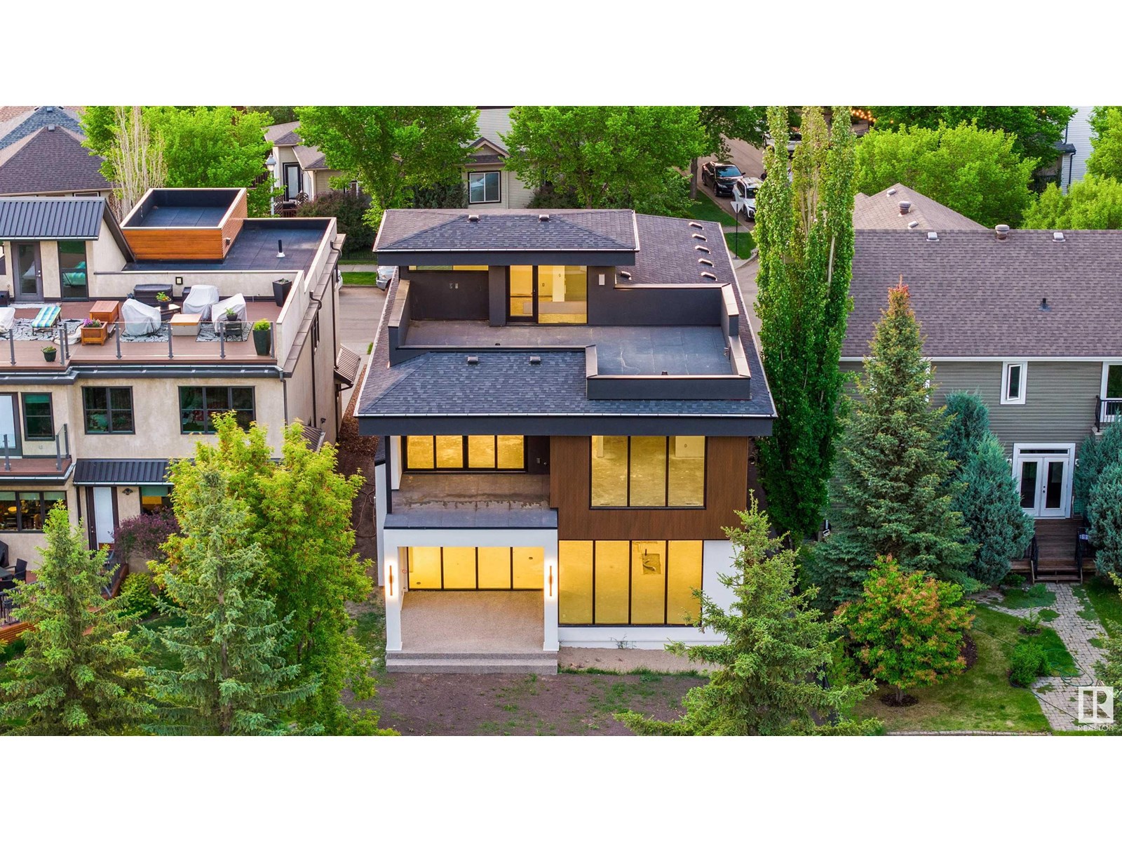 8807 99 AV NW