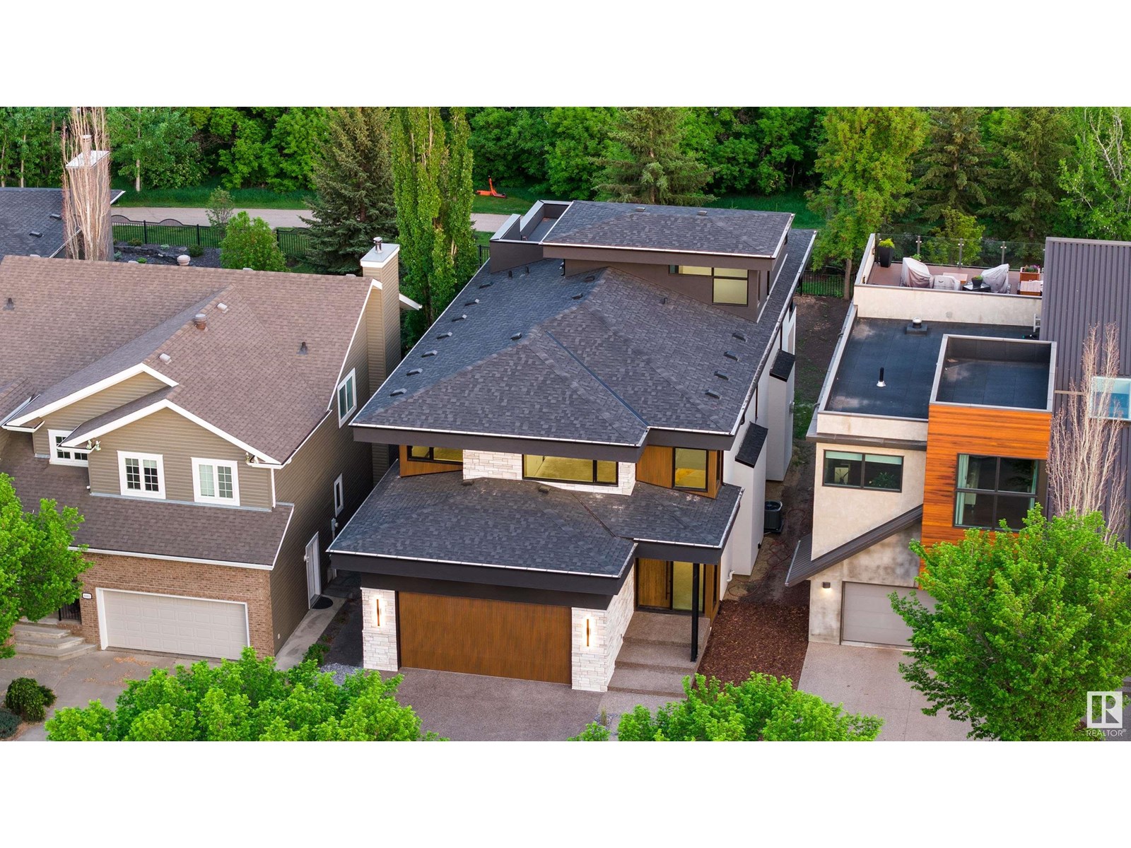 8807 99 AV NW