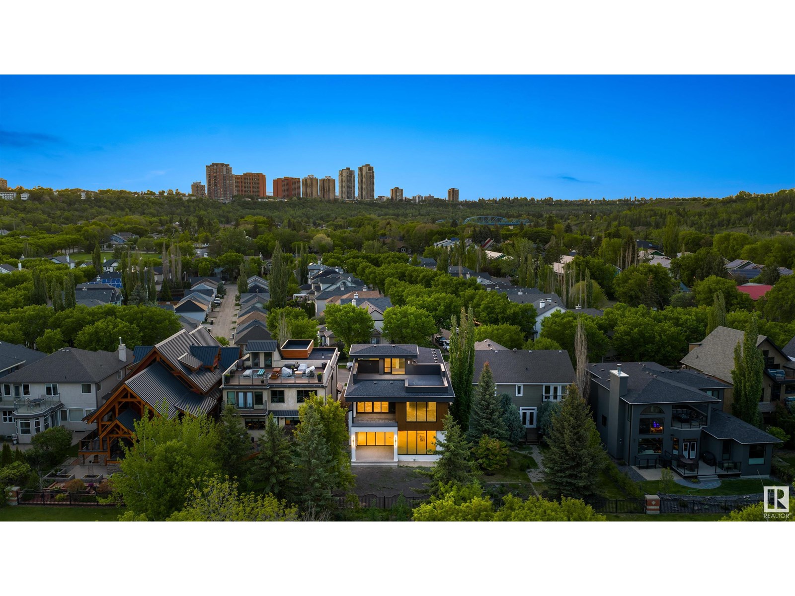8807 99 AV NW