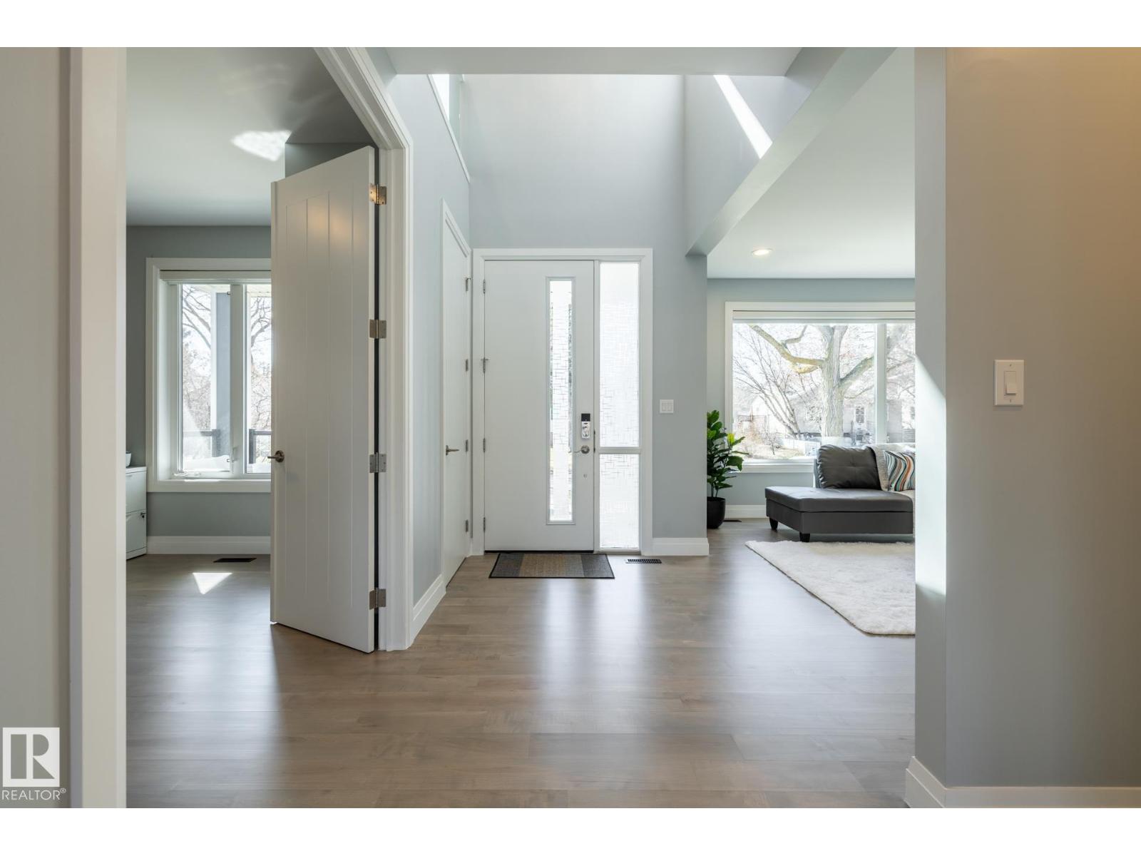 10936 71 AV NW