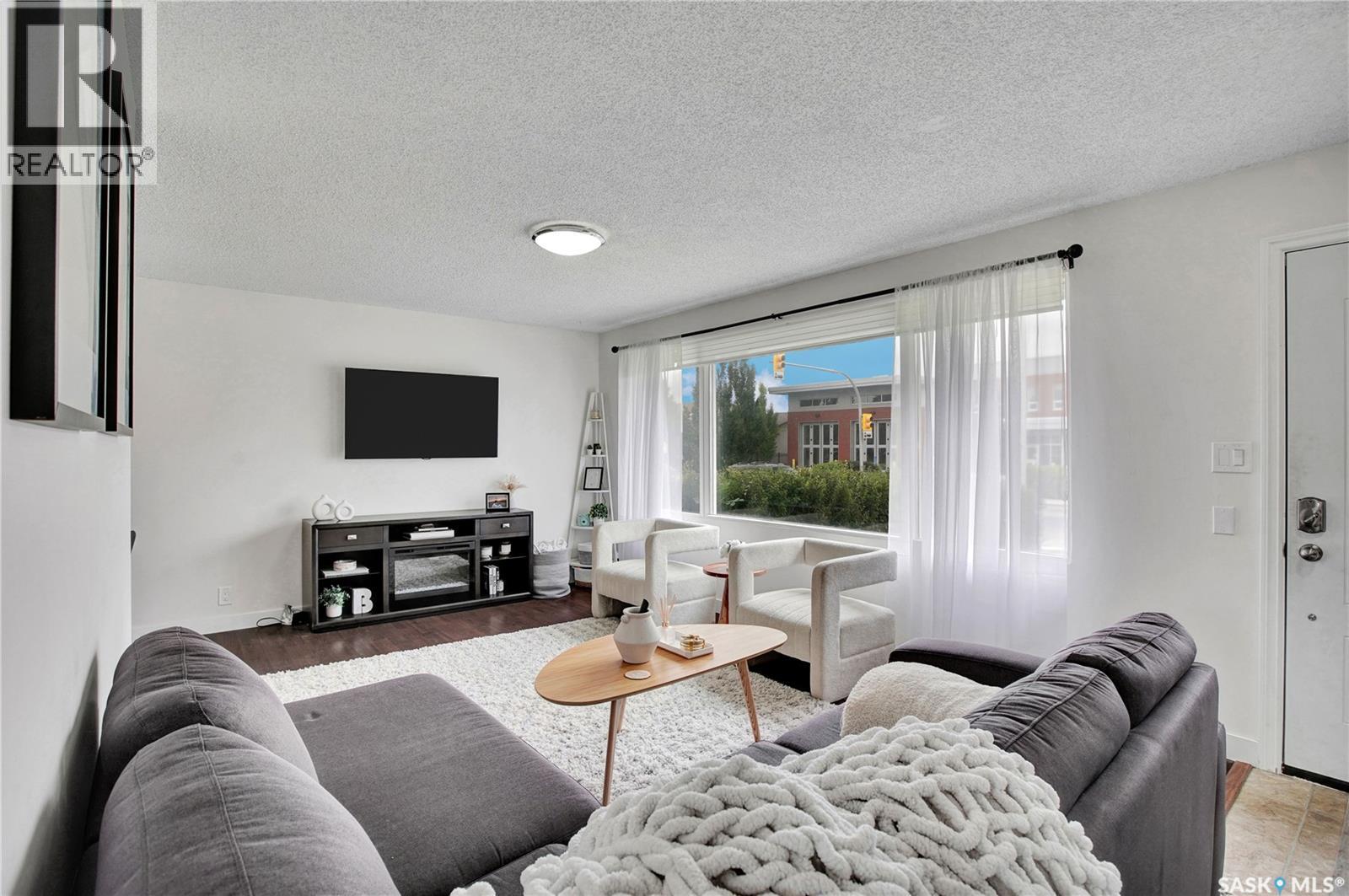 2616 Clarence AVENUE S