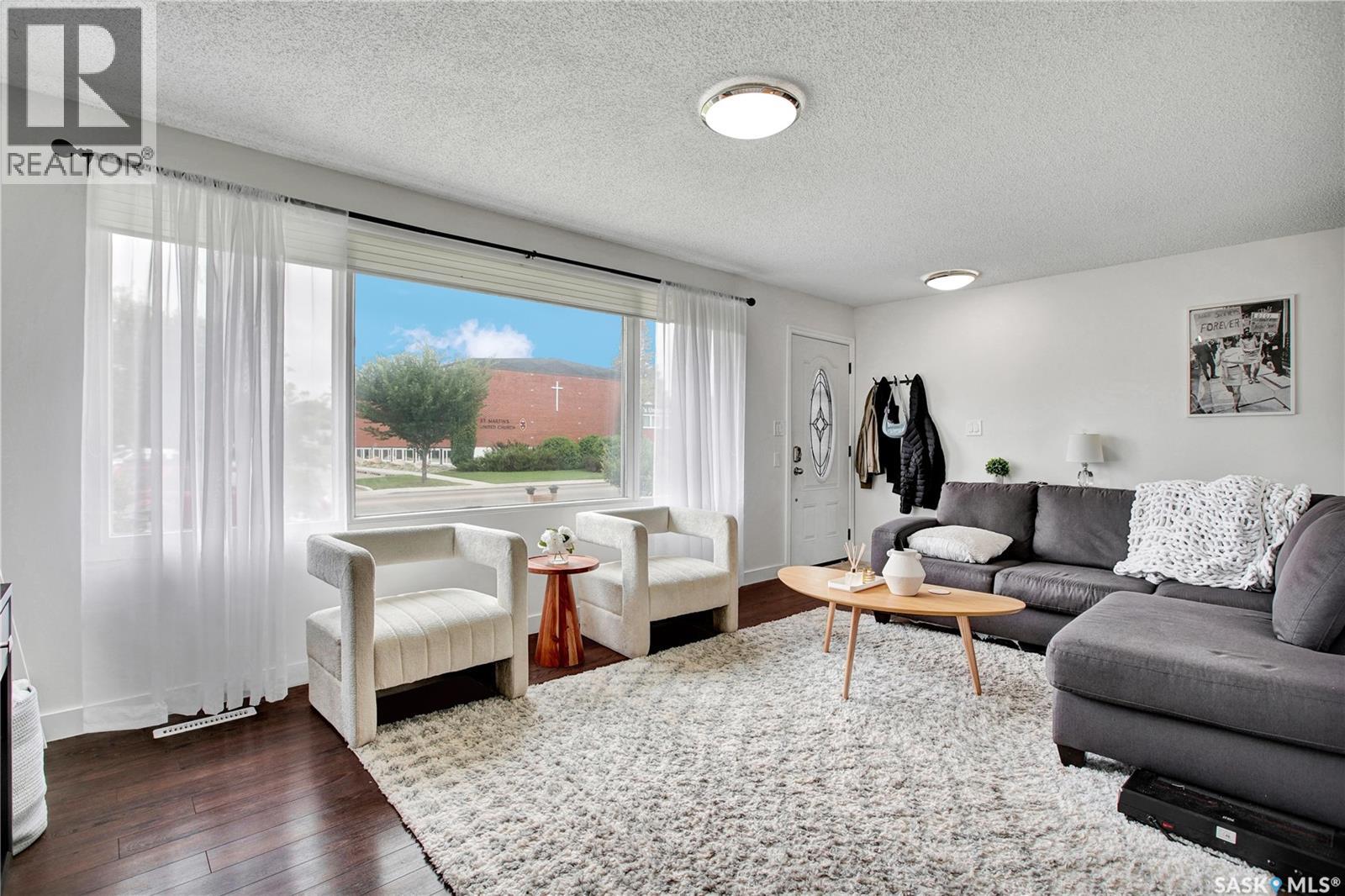 2616 Clarence AVENUE S