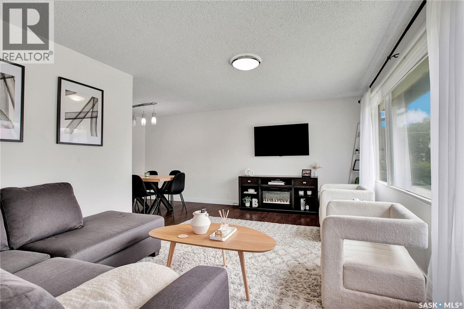 2616 Clarence AVENUE S