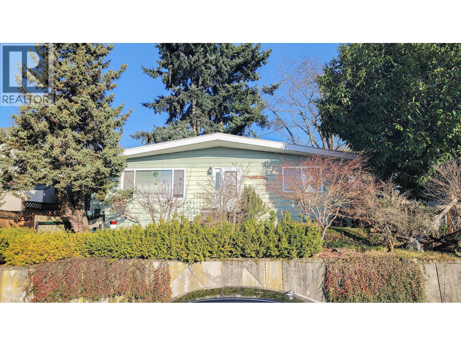 Photo 1 of 31 — 333 LOUELLEN STREET, New Westminster, BC V3M4G6