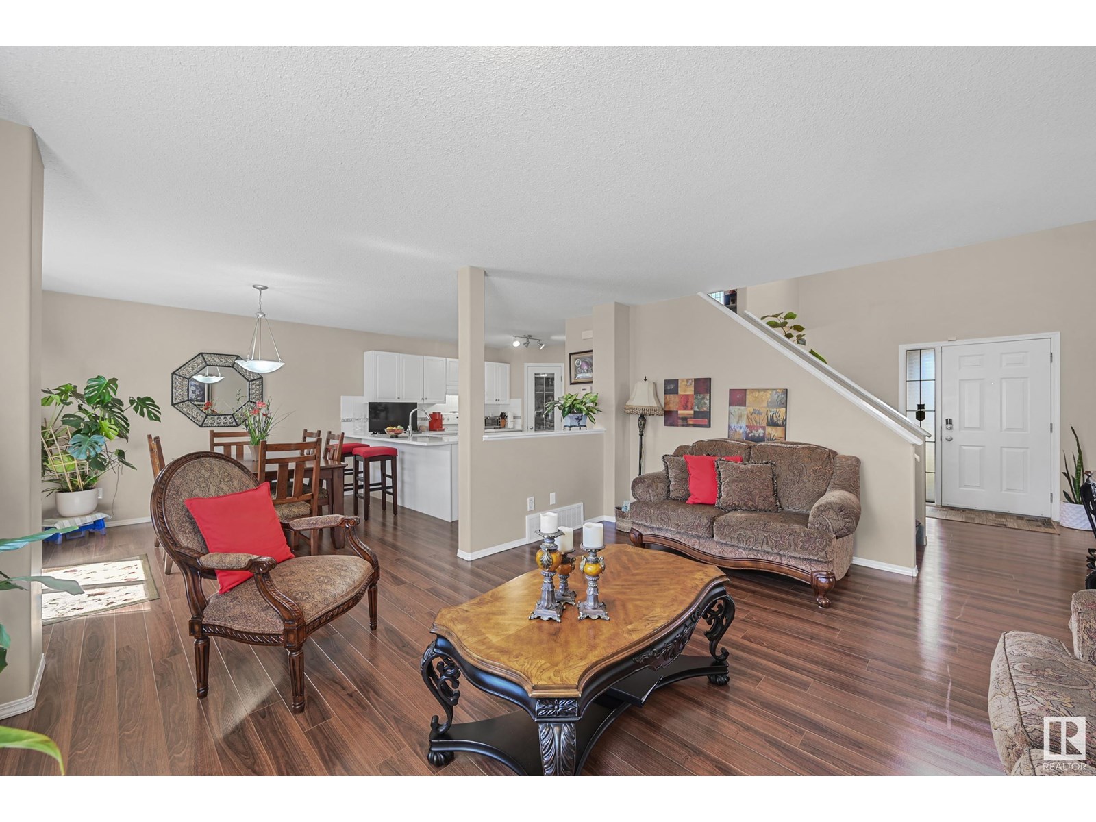 3371 25 AV NW