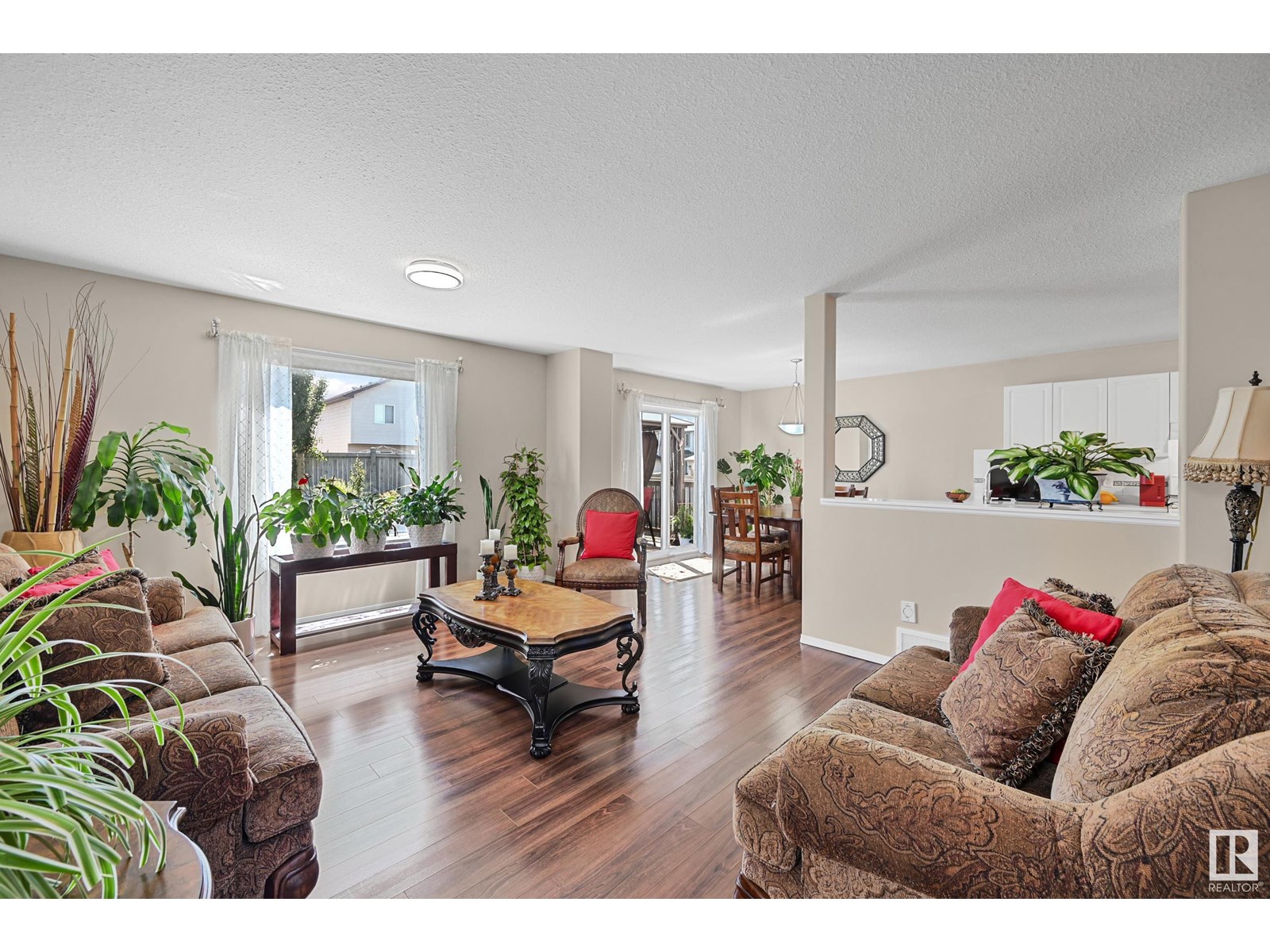 3371 25 AV NW