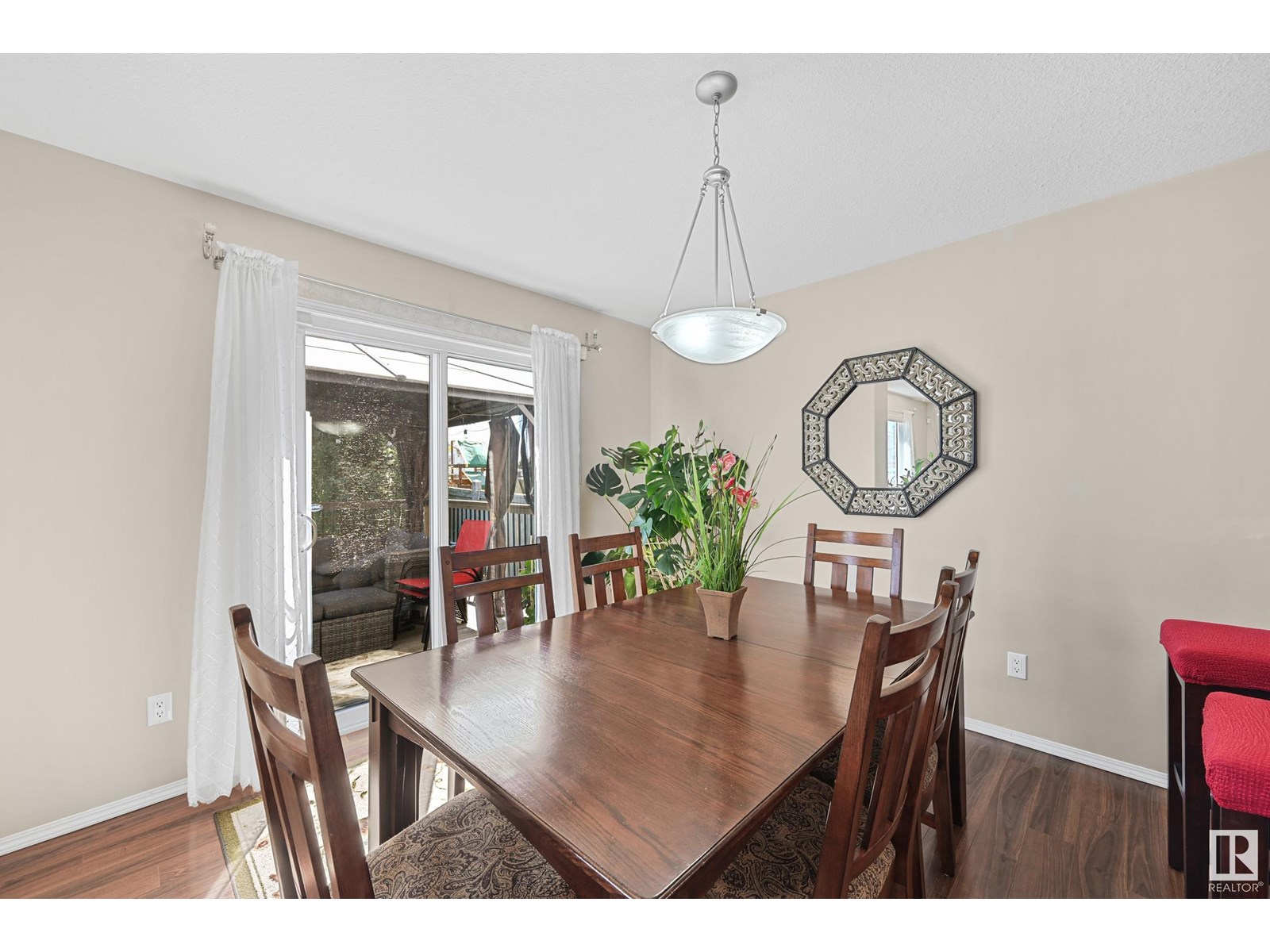 3371 25 AV NW