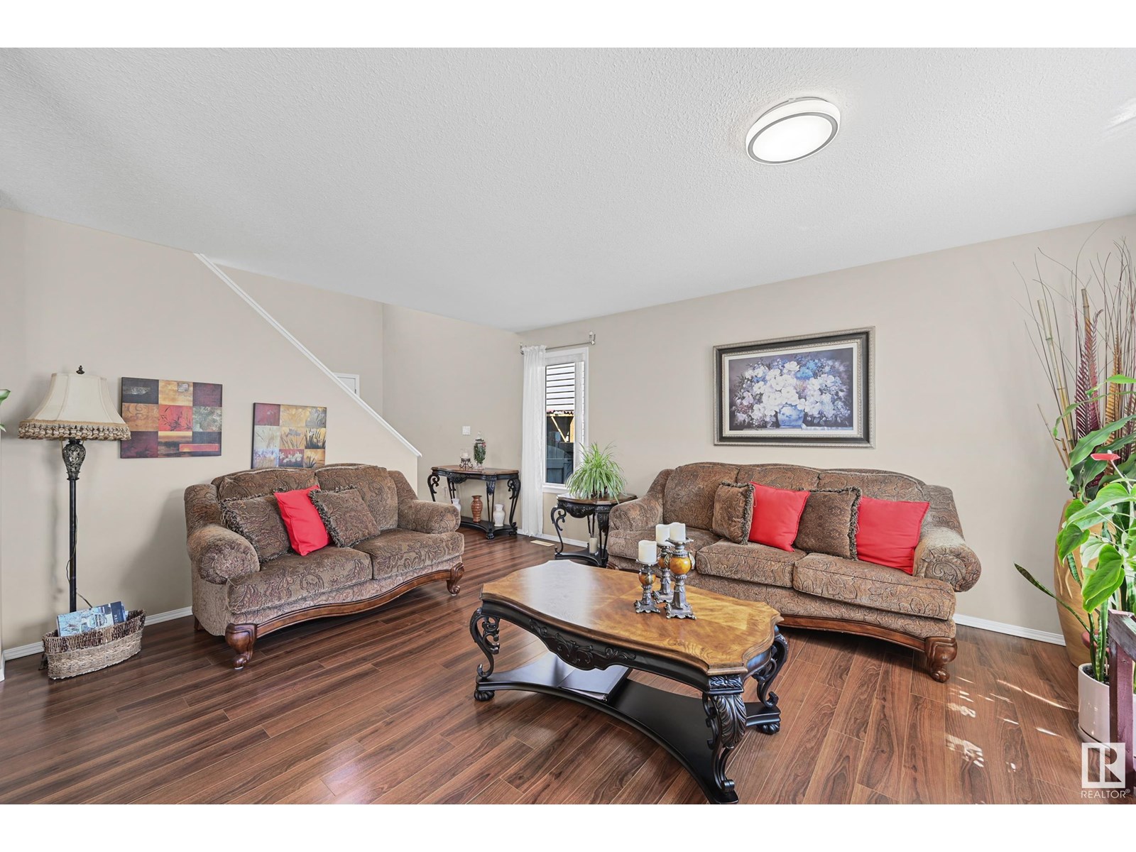 3371 25 AV NW