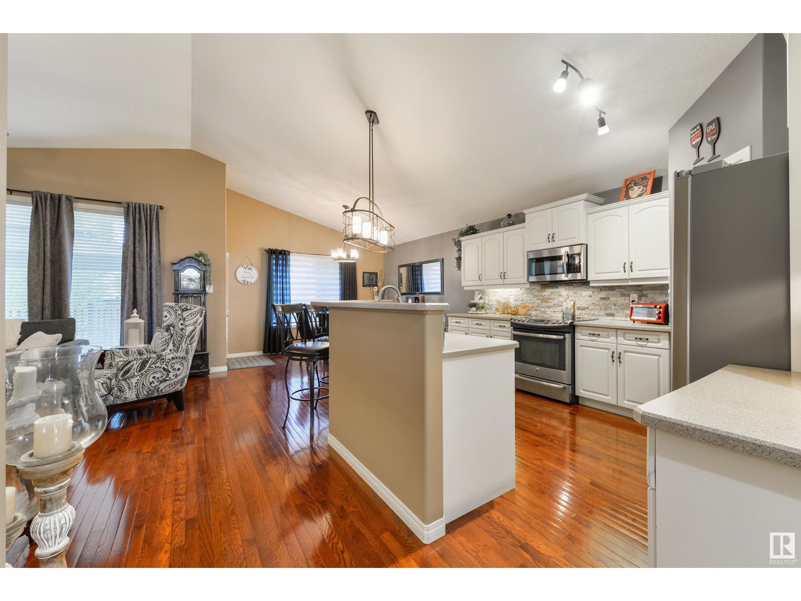 15 LAMPLIGHT DR