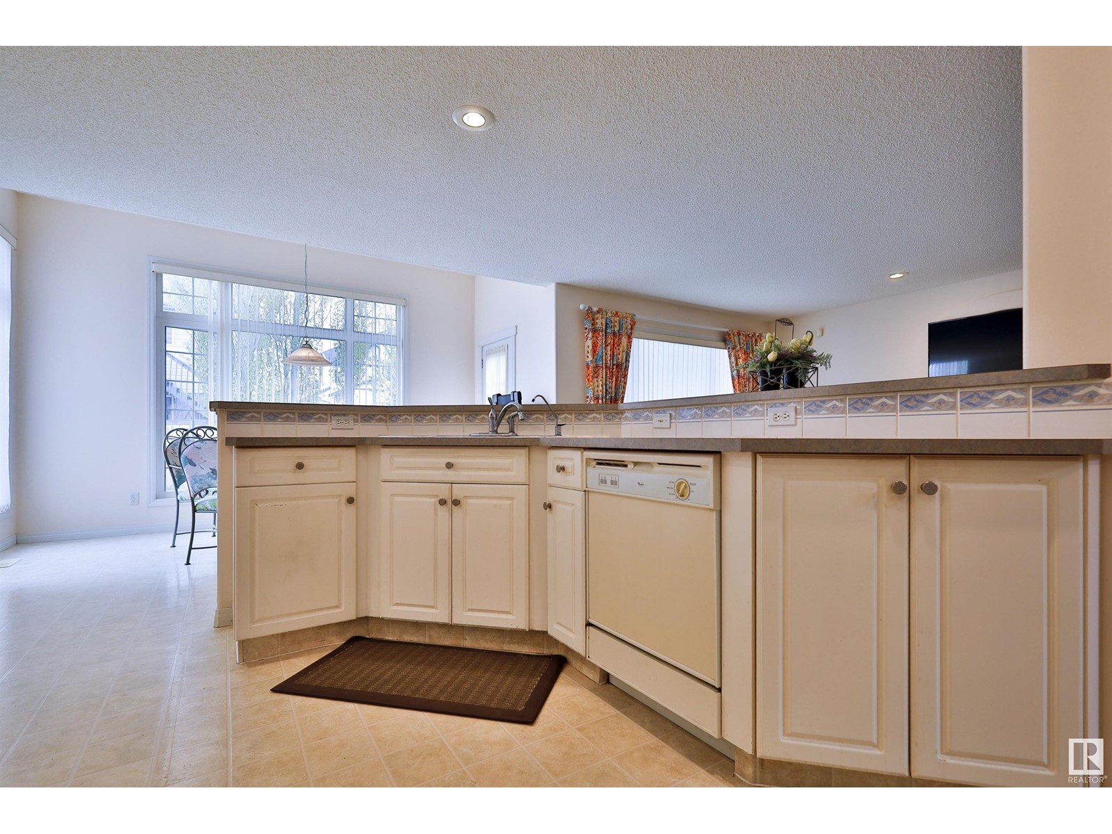 4109 37 AV NW