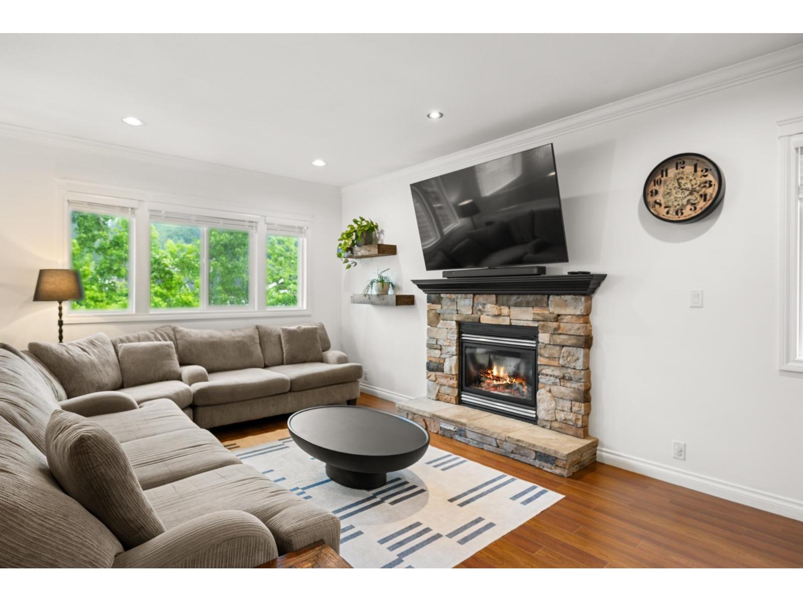3887 ANGUS CRESCENT