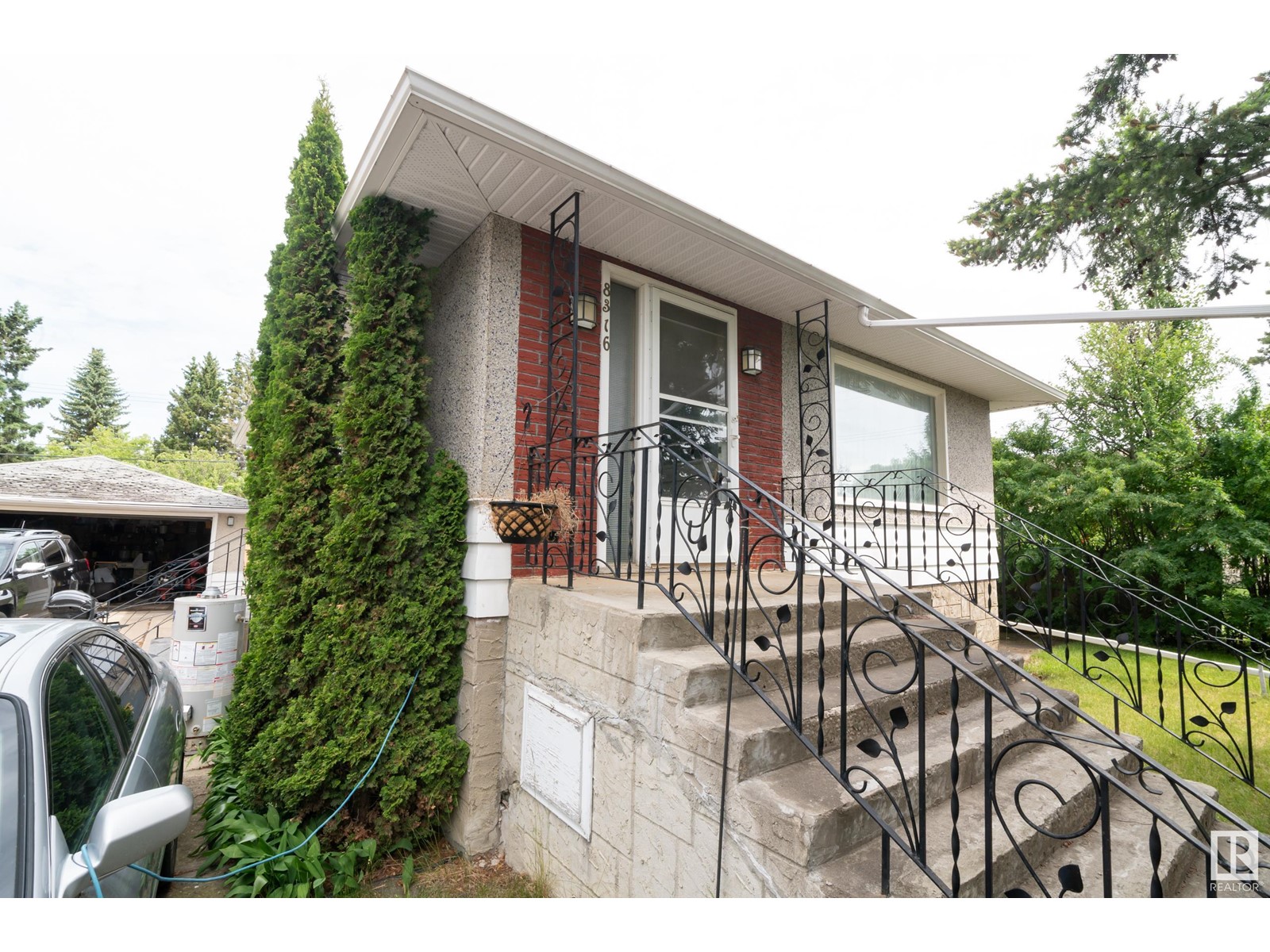 8316 73 AV NW